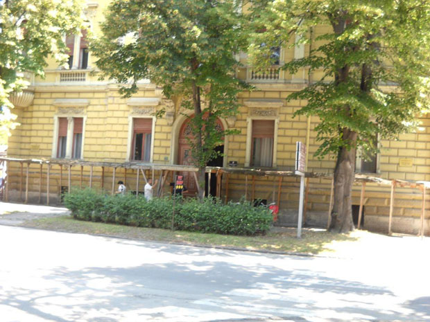 ОГОРЧЕН ЈЕР 25 ГОДИНА ЧЕКА ПРАВДУ: Ланцем и катанцем закључао суд са поруком Овде није место лоповима